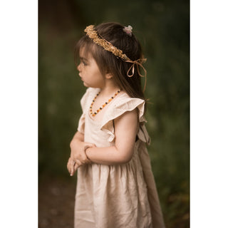 Annie&Charles Bio-Baumwollkleid mit Rüschen & Rückenschleife – Grün, Beige, Braun, Blau – Größen 6 Monate bis 4 Jahre
