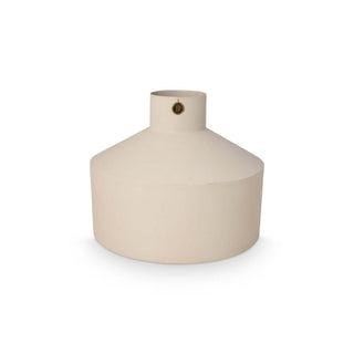 Vase Metall Flax – Sandfarbene Metallvase mit Emblem (38x31 cm)