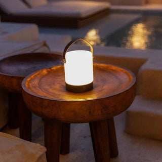 Avery dunkelbraune wiederaufladbare Tischlampe aus Holz – kabellos und dimmbar mit Lederband