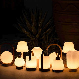Tommy hellbraune Holztischlampe mit Glas - wiederaufladbare, dimmbare Lampe, kabelloser Beleuchtung