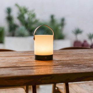 Avery dunkelbraune wiederaufladbare Tischlampe aus Holz – kabellos und dimmbar mit Lederband