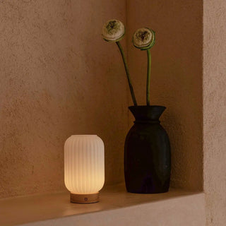 Einzigartige wiederaufladbare Lilly-Lampe – Milchglas und Holzsockel, dimmbar, 3 Lichtmodi
