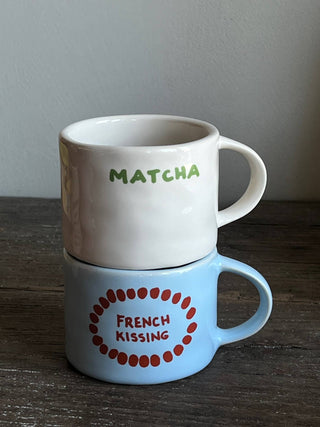 French Kissing Tasse – Handgefertigt, Mikrowellen- & Spülmaschinenfest, 9x9x7 cm – Perfekt für Kaffeepausen & als Geschenk