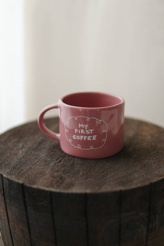 Keramiktasse „Mein erster Kaffee“ – 2,5 dcl, Rosa mit Aufkleber – Perfekt für den Morgenkaffee & als Geschenk