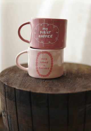 Keramiktasse „Mein erster Kaffee“ – 2,5 dcl, Rosa mit Aufkleber – Perfekt für den Morgenkaffee & als Geschenk