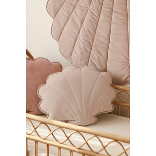 Moi Mili Muschelkissen aus Samt – Dekokissen für Kinderzimmer in Rosa/Braun – Teil der Spätsommerkollektion