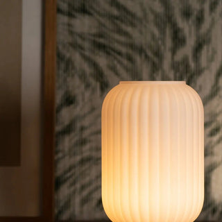 Lilly Dark Brown einzigartige wiederaufladbare Lampe - gefrostete Glaslampe, Holzbasis, dimmbar, 3 helle Modi