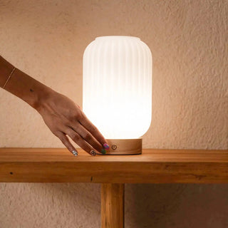 Einzigartige wiederaufladbare Lilly-Lampe – Milchglas und Holzsockel, dimmbar, 3 Lichtmodi