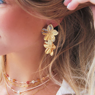 Statement-Ohrring aus Edelstahl mit 2 Blumen – Gold