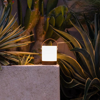 Avery dunkelbraune wiederaufladbare Tischlampe aus Holz – kabellos und dimmbar mit Lederband