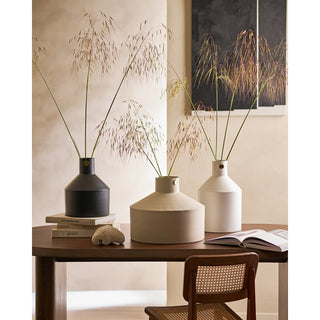 Vase Metall Flax – Sandfarbene Metallvase mit Emblem (38x31 cm)