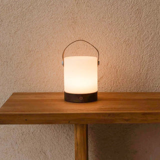 Avery dunkelbraune wiederaufladbare Tischlampe aus Holz – kabellos und dimmbar mit Lederband