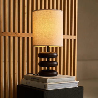 Lara dunkelbraune Holztischlampe mit cremefarbenem Leinenschatten - rustikaler Hausbeleuchtung