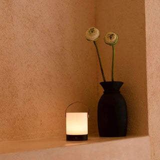Avery dunkelbraune wiederaufladbare Tischlampe aus Holz – kabellos und dimmbar mit Lederband