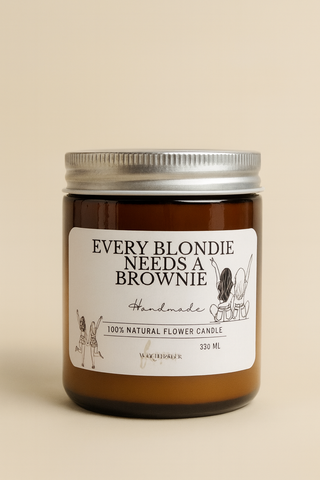 DUFTKERZE MIT TROCKENBLUMEN "EVERY BLONDIE NEEDS A BROWNIE"