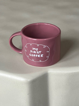 Keramiktasse „Mein erster Kaffee“ – 2,5 dcl, Rosa mit Aufkleber – Perfekt für den Morgenkaffee & als Geschenk