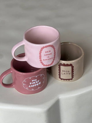 Keramiktasse „Mein erster Kaffee“ – 2,5 dcl, Rosa mit Aufkleber – Perfekt für den Morgenkaffee & als Geschenk