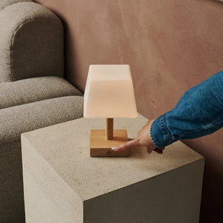 Tommy hellbraune Holztischlampe mit Glas - wiederaufladbare, dimmbare Lampe, kabelloser Beleuchtung