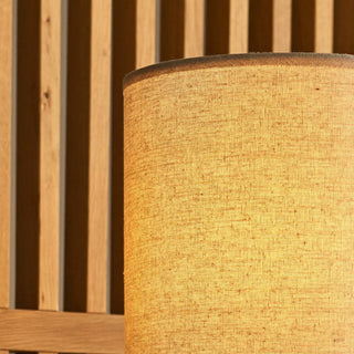 Lara dunkelbraune Holztischlampe mit cremefarbenem Leinenschatten - rustikaler Hausbeleuchtung