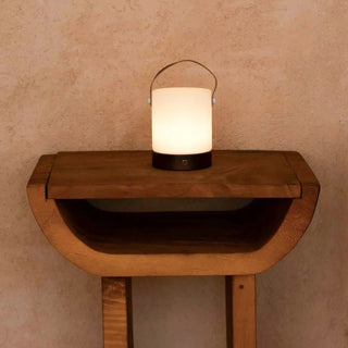 Avery dunkelbraune wiederaufladbare Tischlampe aus Holz – kabellos und dimmbar mit Lederband