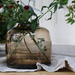 Bartica Glasvase – Hochwertige mundgeblasene Design-Vase in Taupe