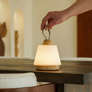 Liv Hellbraune wiederaufladbare Lampe – Lederband, dimmbar, kabellos