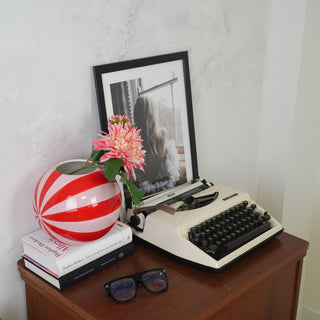 Große Swirl-Vase aus Dolomit – Bunte Wirbel-Dekovase | Housevitamin - Rot/Pink - 20x20x17cm