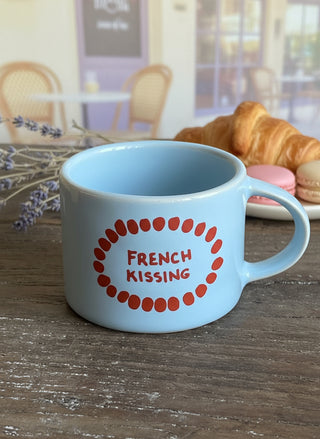 French Kissing Tasse – Handgefertigt, Mikrowellen- & Spülmaschinenfest, 9x9x7 cm – Perfekt für Kaffeepausen & als Geschenk