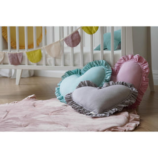 Moi Mili Herzkissen mit Rüsche – Doppelseitiges Kissen im Karomuster, Baumwolle 39×38 cm – Liebevolles Dekokissen fürs Kinderzimmer