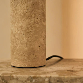 Nicolaas Travertin-Lampe – elegantes handgefertigtes Design mit Metall und Travertin