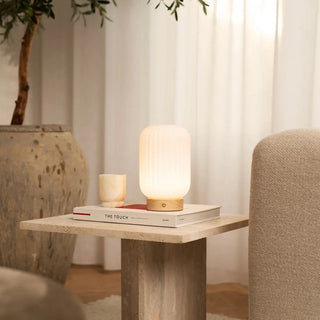 Einzigartige wiederaufladbare Lilly-Lampe – Milchglas und Holzsockel, dimmbar, 3 Lichtmodi