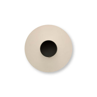 Vase Metall Flax – Sandfarbene Metallvase mit Emblem (38x31 cm)