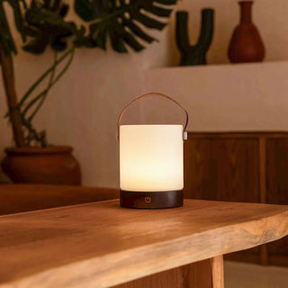 Avery dunkelbraune wiederaufladbare Tischlampe aus Holz – kabellos und dimmbar mit Lederband