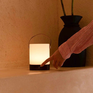 Avery dunkelbraune wiederaufladbare Tischlampe aus Holz – kabellos und dimmbar mit Lederband