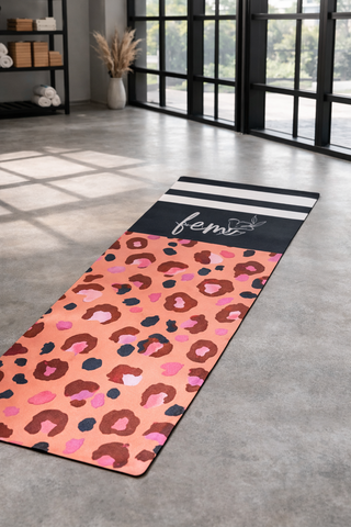 Moderner, heller Raum mit einer stylischen Yoga Matte in Leo print die mitten im Raum liegt