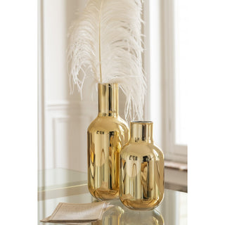 Eine größere und kleinere gold glänzende Vase mit einer Feder gefüllt. der Hintergrund ist hell und freundlich 