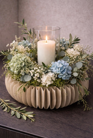Frau von hinten, ring mit Blumen, weißer Tisch
