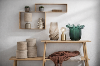 Holzregale, Holztisch, Handtücher, Lampen, grüne Vase, cremefarbene Vase, Körbe