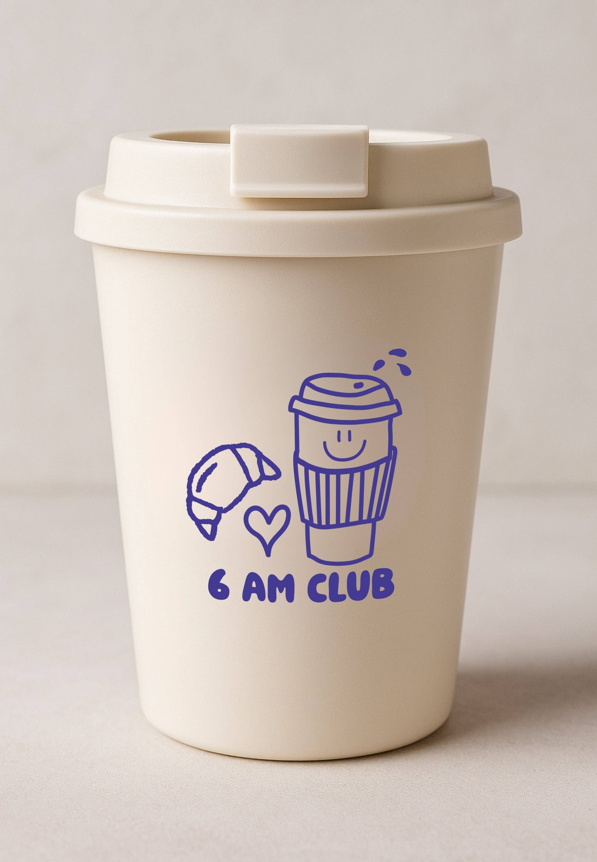Coffee to Go Becher „6 am Club“ 350 ml – Creme mit blauem Print – MÄDCHENZIMMER