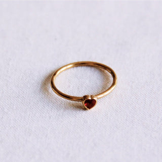 Minimalistischer Ring mit Kristallherz – rot