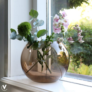 Zambezi Vase – Mundgeblasenes Glas in Grau-Braun | Elegante Designvase von Vase The World