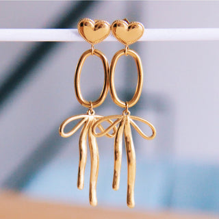 Statement-Ohrring mit elegantem Schleifenanhänger