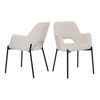 zwei weiße stühle mit arm und rückenehne die hinten etwas auf ist. schwarze beine und weißer hintergrund