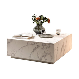 couchtisch marmor , bücher, transparente vase mit blumen, telle und glas, eißer hintergrund