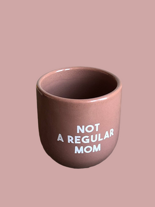 Becher Keramik braun “Not a regular mom”