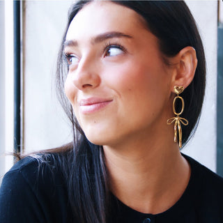 Statement-Ohrring mit elegantem Schleifenanhänger