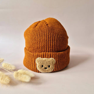 Rammelaartje Bär Beanie – Rostfarbene warme Strickmütze für Babys und Kleinkinder