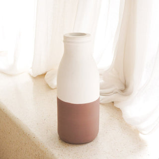 Vase Weiß Braun Kleine dekorative Vase handgegossen aus Ton mit Rattangriff SITU