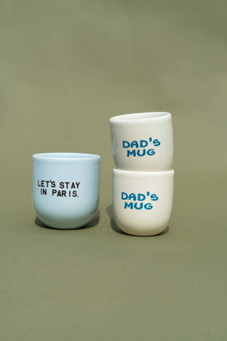 Let’s Stay in Paris Tasse Pastellblau – Handgefertigte Keramiktasse mit Schriftzug | Kaffeetasse & Geschenkidee