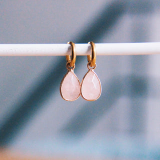 Creolen mit tropfenförmigem Naturstein - Gold / Rosa